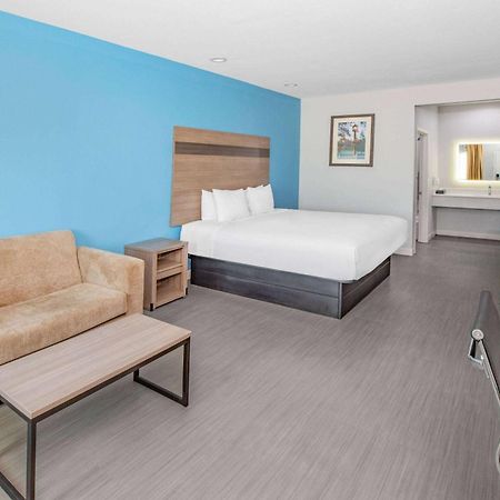 Отель Baymont By Wyndham Freeport Texas Экстерьер фото