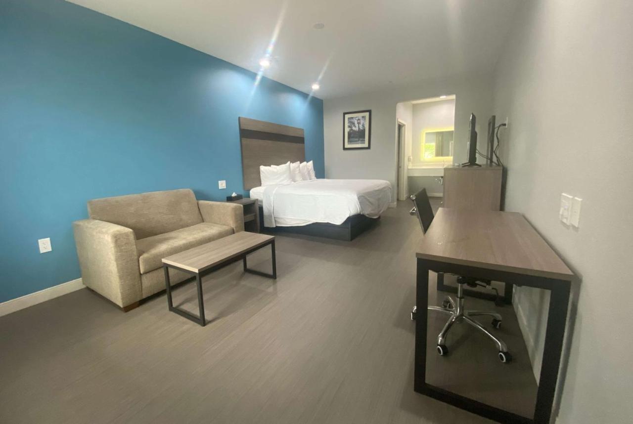 Отель Baymont By Wyndham Freeport Texas Экстерьер фото