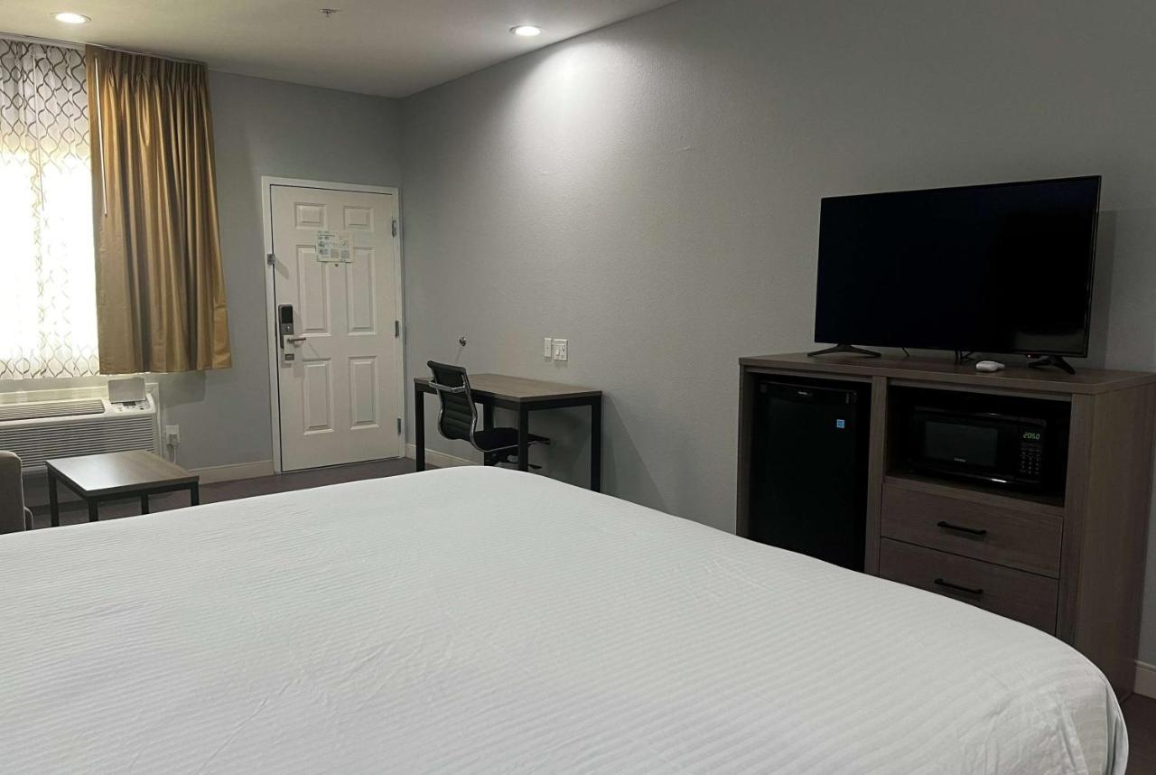 Отель Baymont By Wyndham Freeport Texas Экстерьер фото