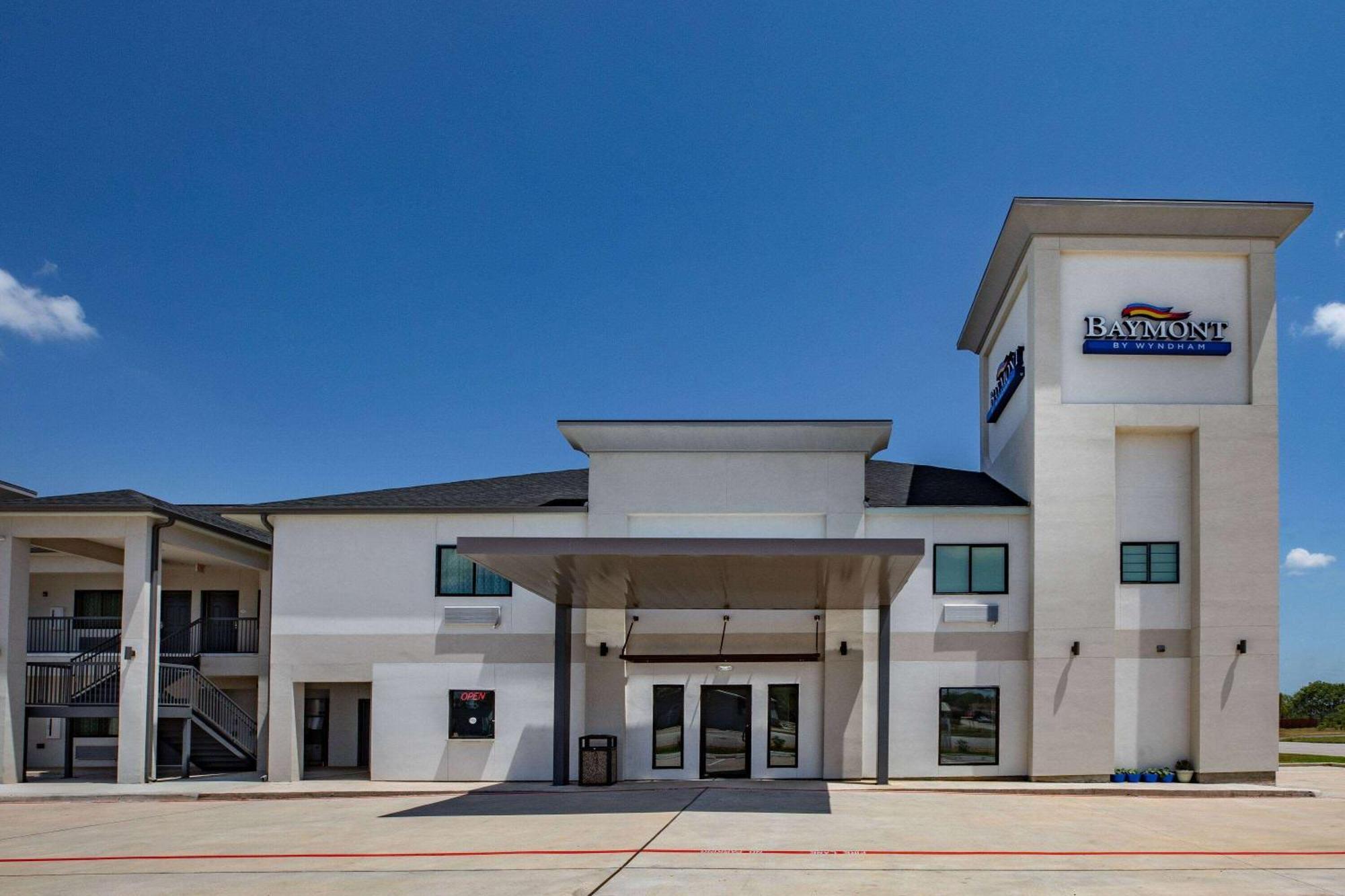 Отель Baymont By Wyndham Freeport Texas Экстерьер фото